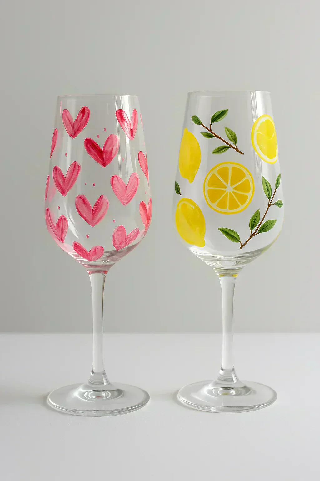 Bemalte Weingläser im Kreativworkshop mit Herzen und gelben Zitronen selbstgemacht