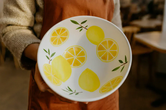 Porzellan bemalen als DIY Kurs hier als Schale mit gelben Zitronen