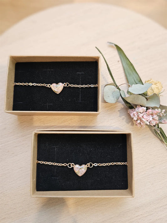 Ein Set aus zwei Armbaendern mit Herzform und Blueten aus dem Brautstrauss gefertigt