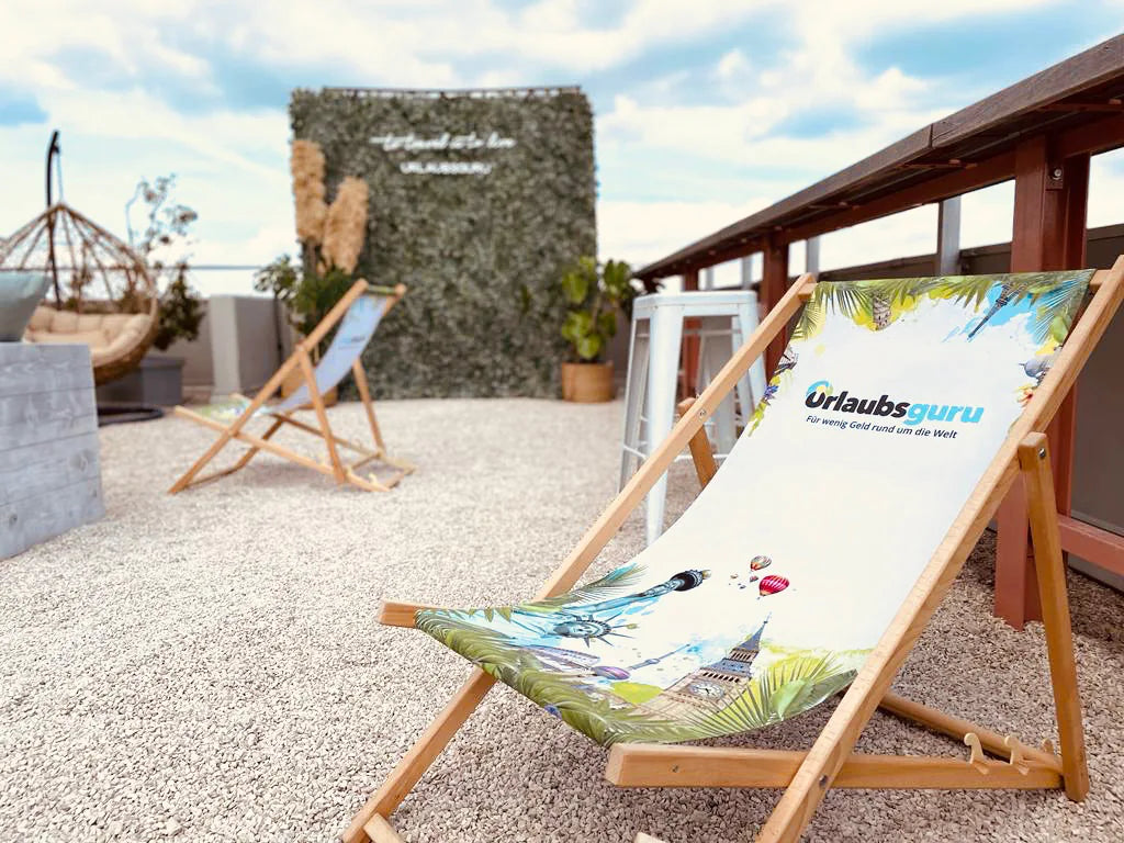 Eventdekoration fuer ein Unternehmen auf einer Koelner Dachterrasse mit einem Fotohintergrund