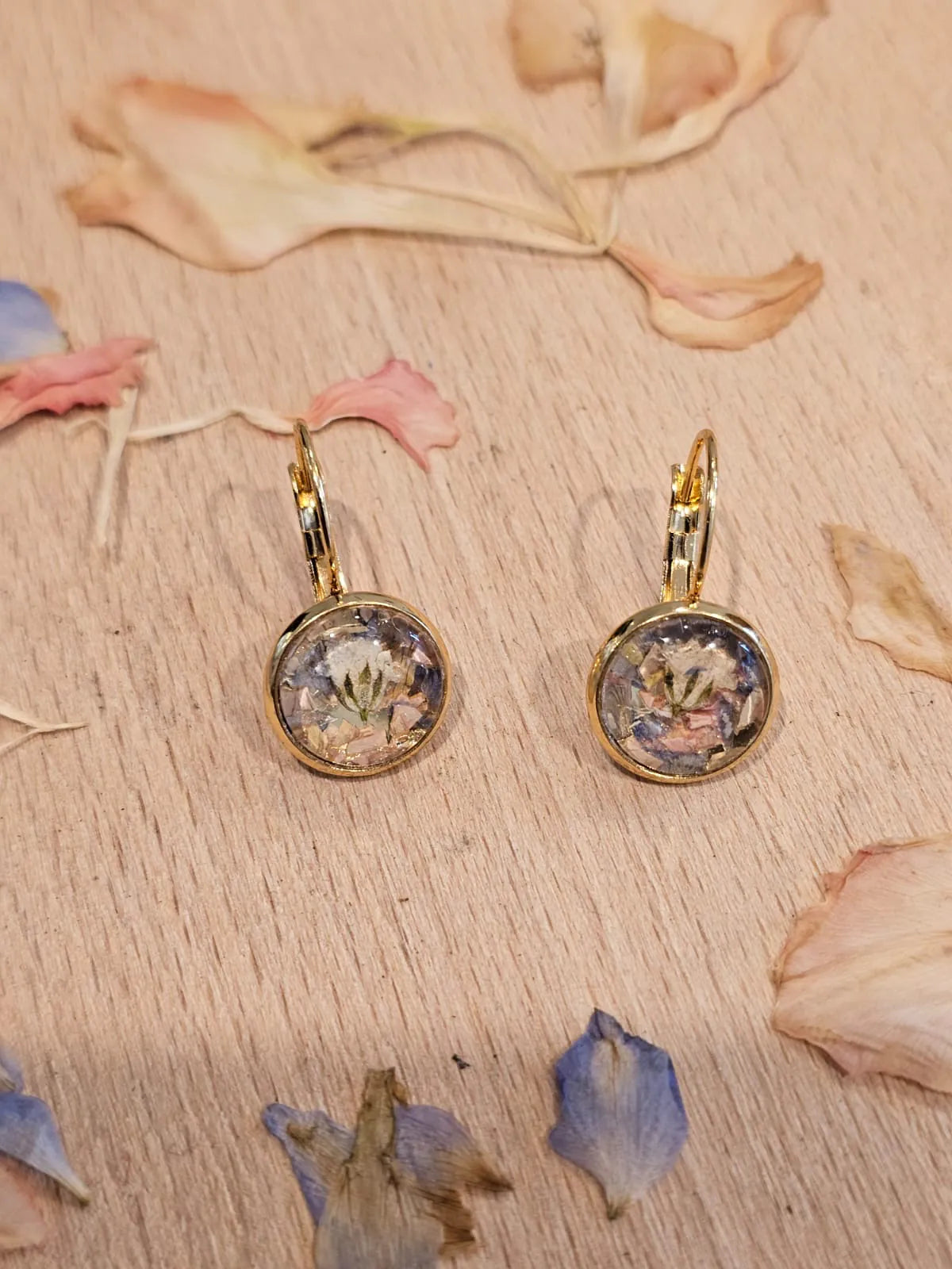 Set aus haengenden Ohrringen mit Brautstrauss Blueten gefertigt in Koeln