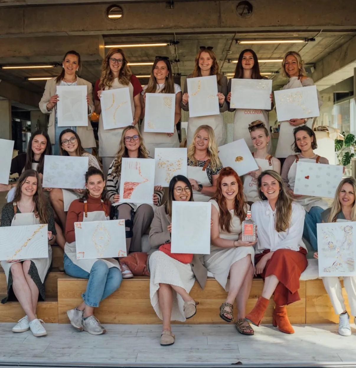 Gruppe von Frauen mit Strukturpaste Bildern selbstgemacht