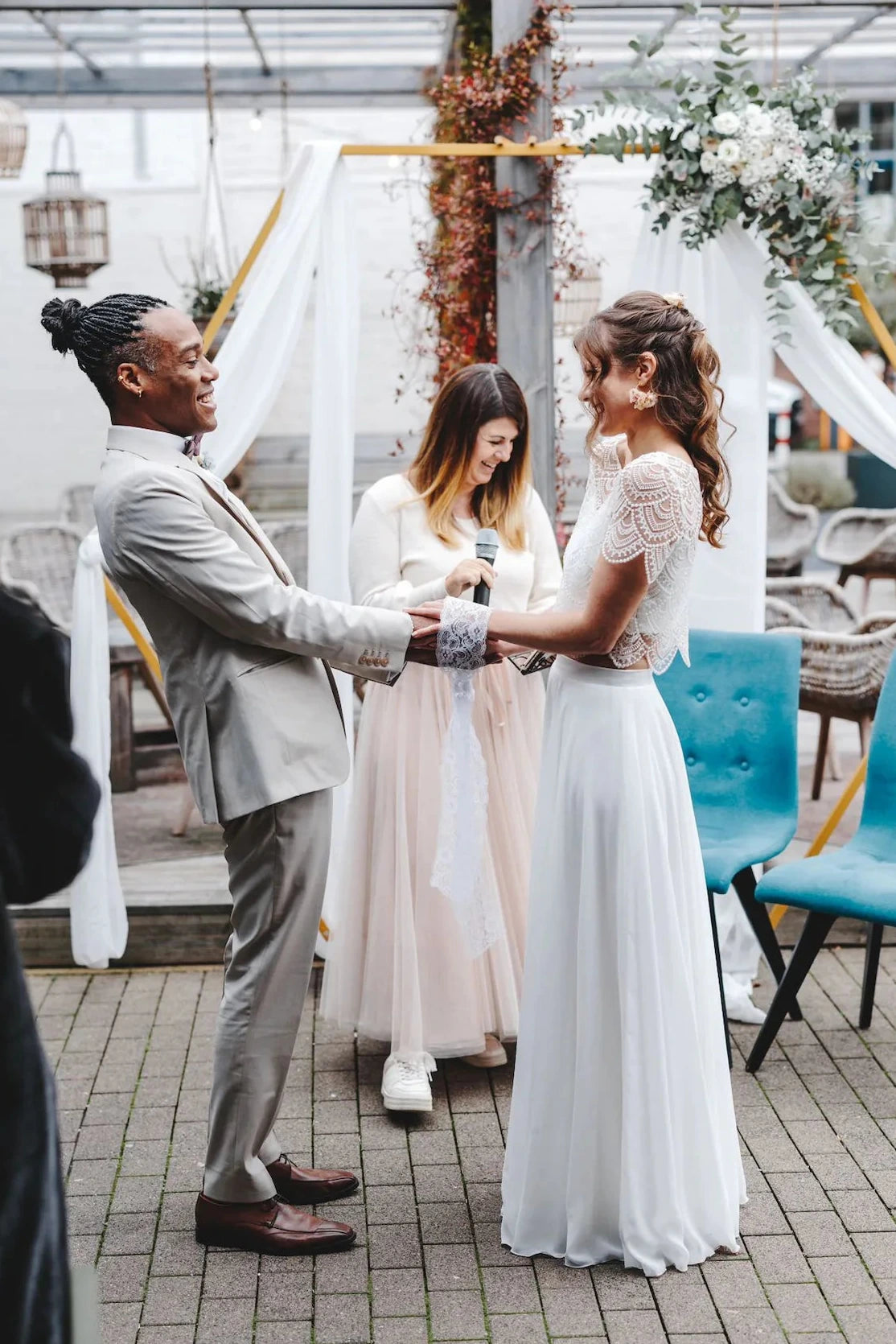 Dekoration udn Brautpaar bei freier Trauung mit passender Dekoration udn Traubogen