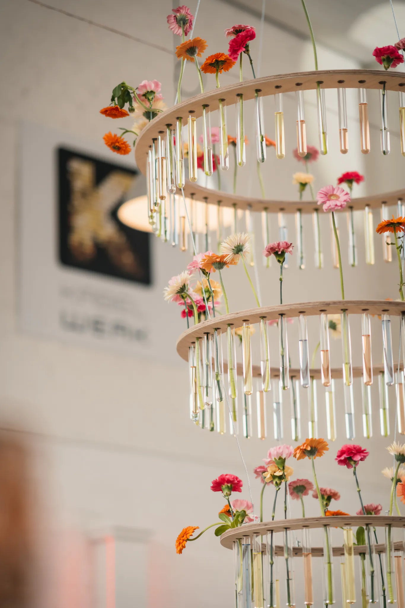 Haengende Deckendeko mit Blumen