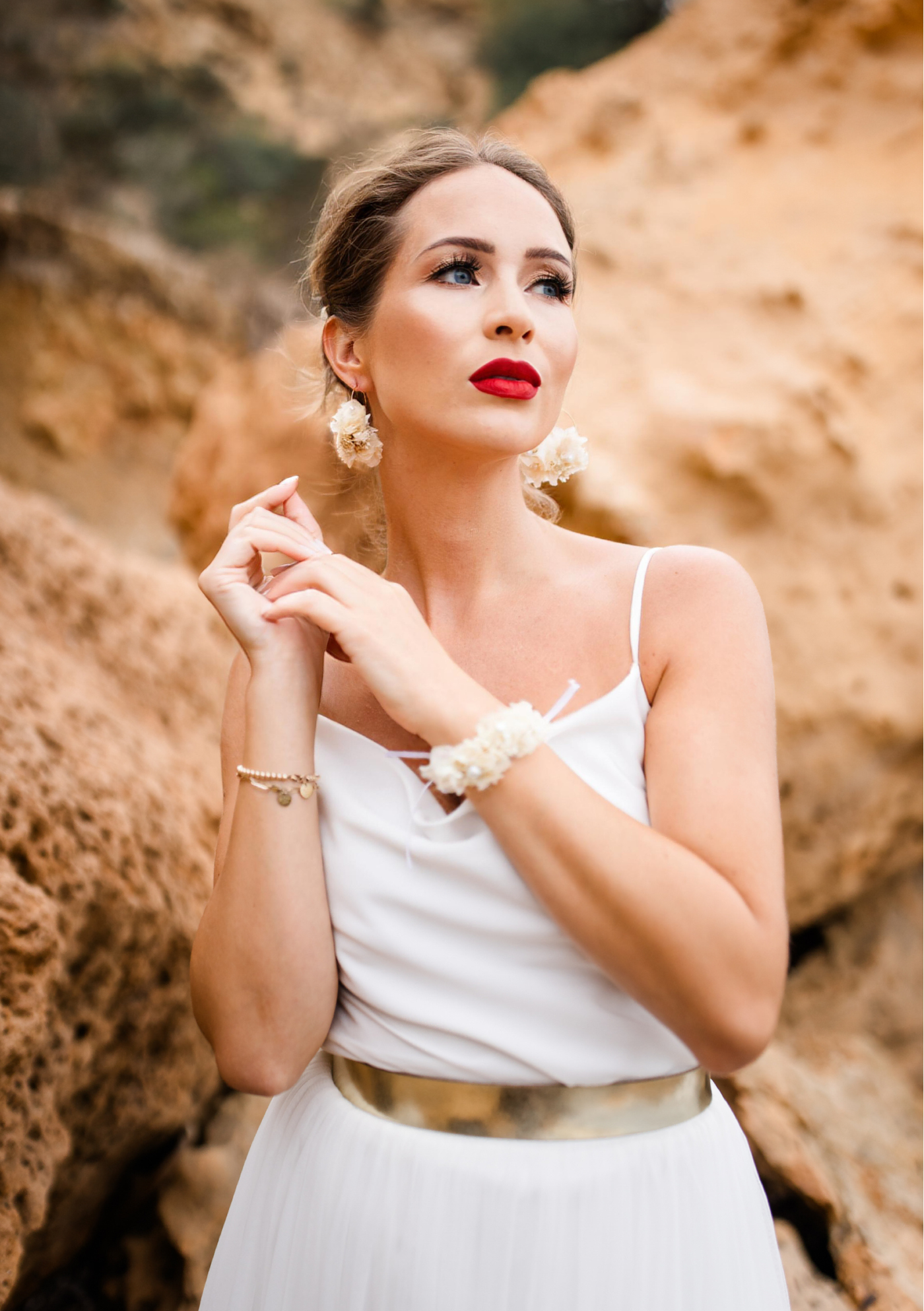 Braut mit Statement Ohrringen Blumen Creolen und Blumen Armband konservierte Hortensien weiss