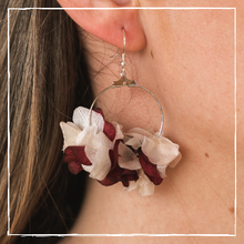 Lade das Bild in den Galerie-Viewer, Avec Pläsier - Rotweiße Ohrringe „Jeanette“ aus Trockenblumen
