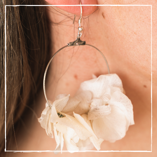 Avec Pläsier - Naturweiße Ohrringe „Tina“ aus Trockenblumen