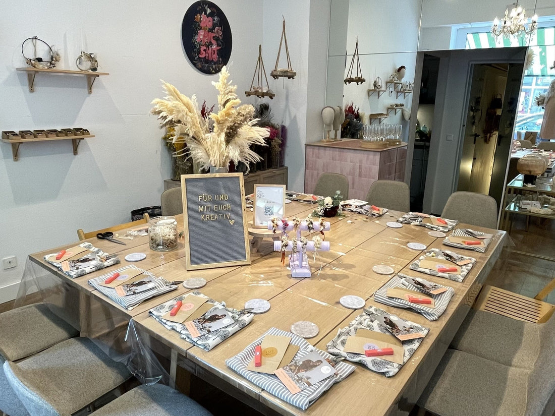 Workshop-Location, Kreativstudio von Pläsierchen Köln; zu sehen ist ein Tisch, eingedeckt mit Kreativ-Materialien in wunderschöner Umgebung