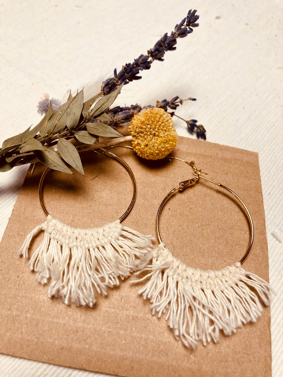 Geknüpfter Makramee Schmuck mit hellem Garn