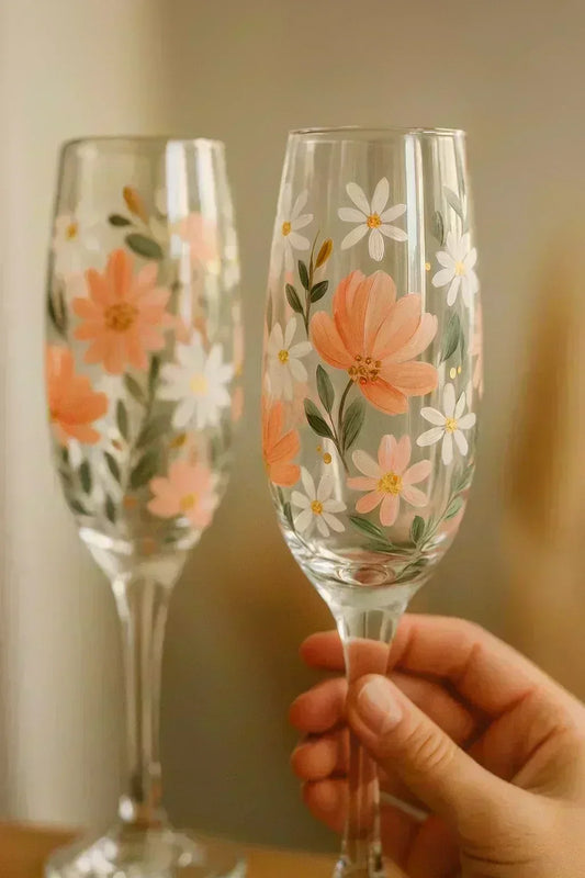 Fertige Sektgläser mit verschiedenen Blumenmotiven aus einem DIY-Kurs