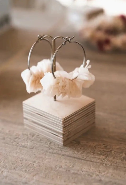 Blumen Creolen als Statement Brautaccessoire