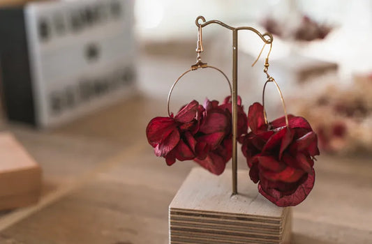 bordeauxrote Blumen Ohrringe selbstgestaltet im DIY Kreativkurs zum Teamevent