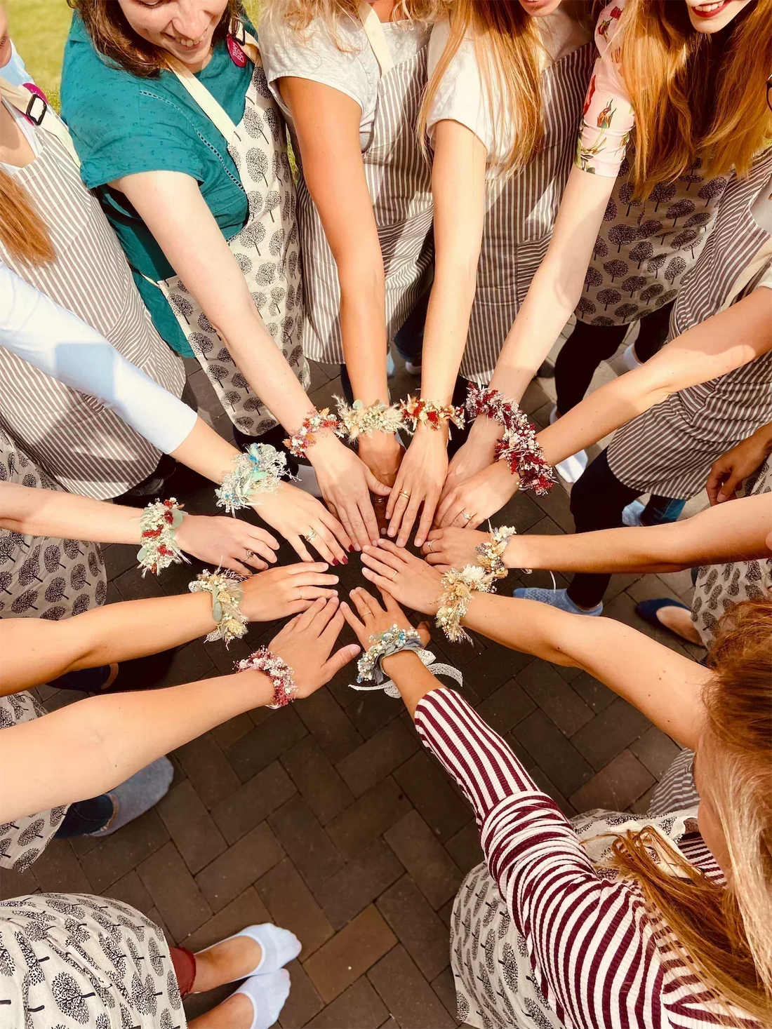 Junggesellinenabschied Gruppe zeigt Workshop Ergebnisse selbstgemachte Blumen Armbänder