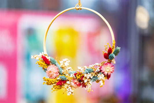 Flower Hoop aus Kreativ-Workshop mit bunten Trockenblumen