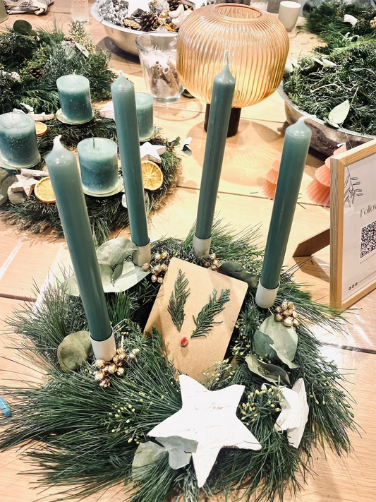 Gebundener DIY Adventskranz mit Tanne, Kerzen, Dekoration als Teamevent in Köln