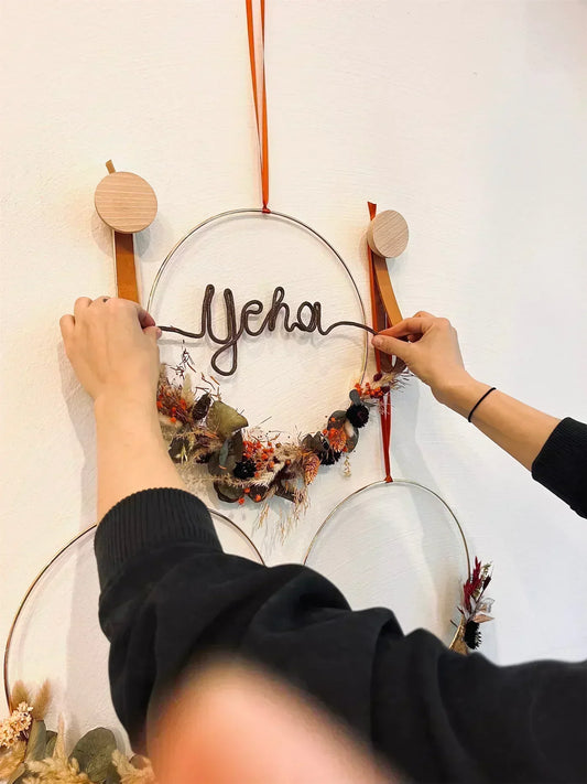 Blumenring als Wanddekoration mit Drahtschriftzug als DIY Projekt