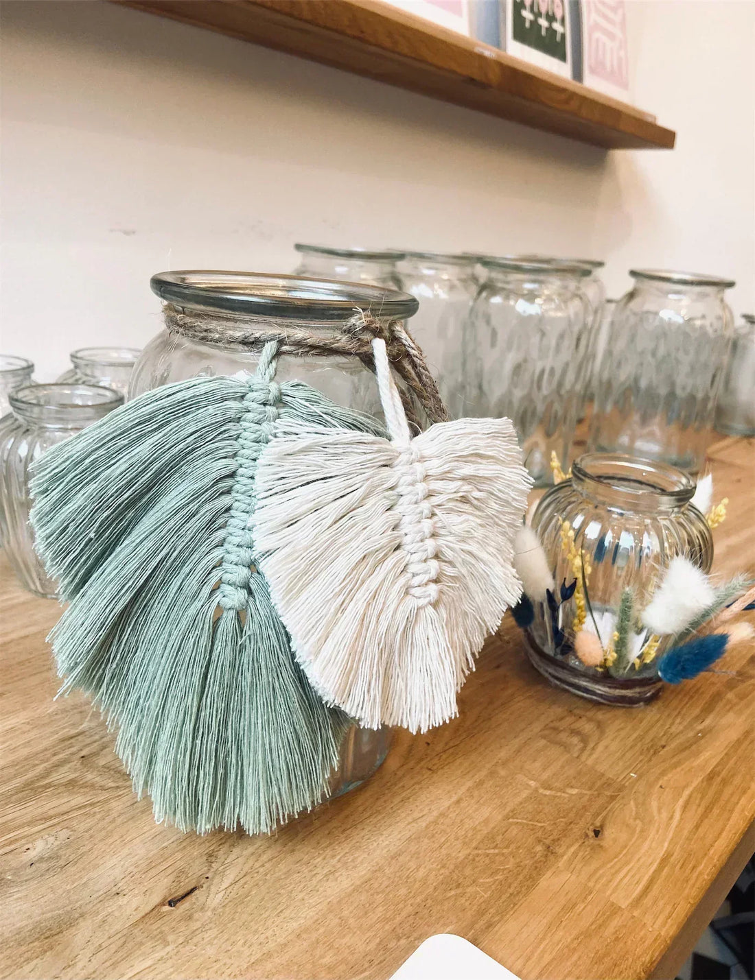 Boho Hochzeitsdeko mit Makramee und Blumen als handmade Projekt