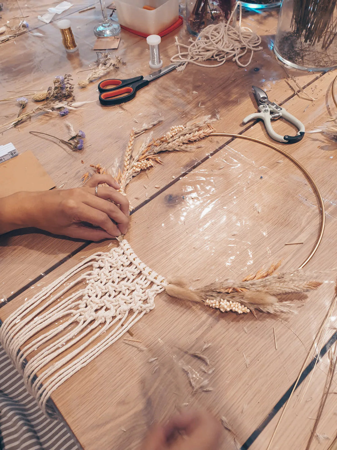 Selbstgemachter Makramee Traumfänger mit Blumen in Bastelkurs