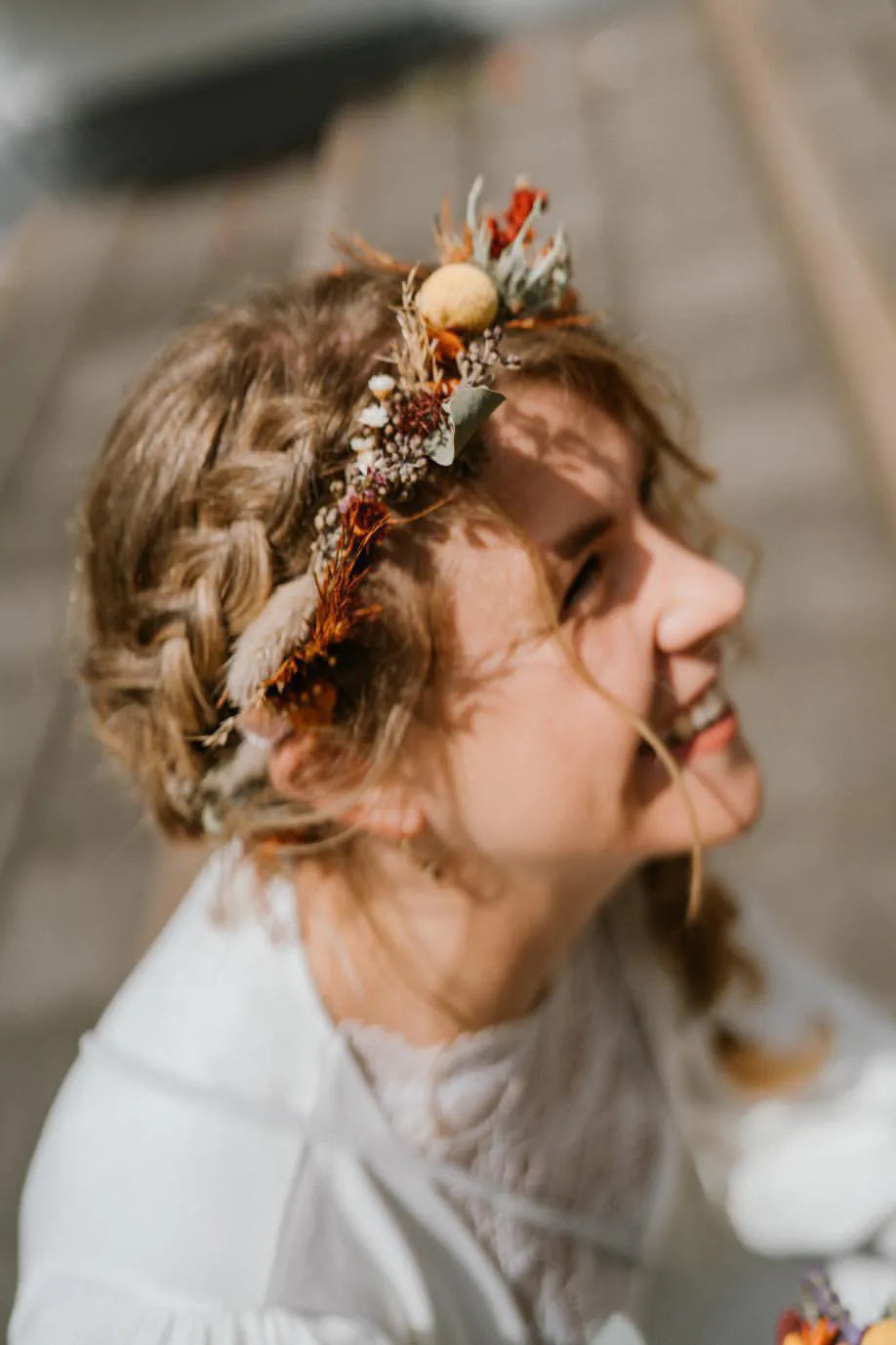 Workshop Teilnehmerin mit Blumenhaarkranz in ästhetischer Atmosphäre