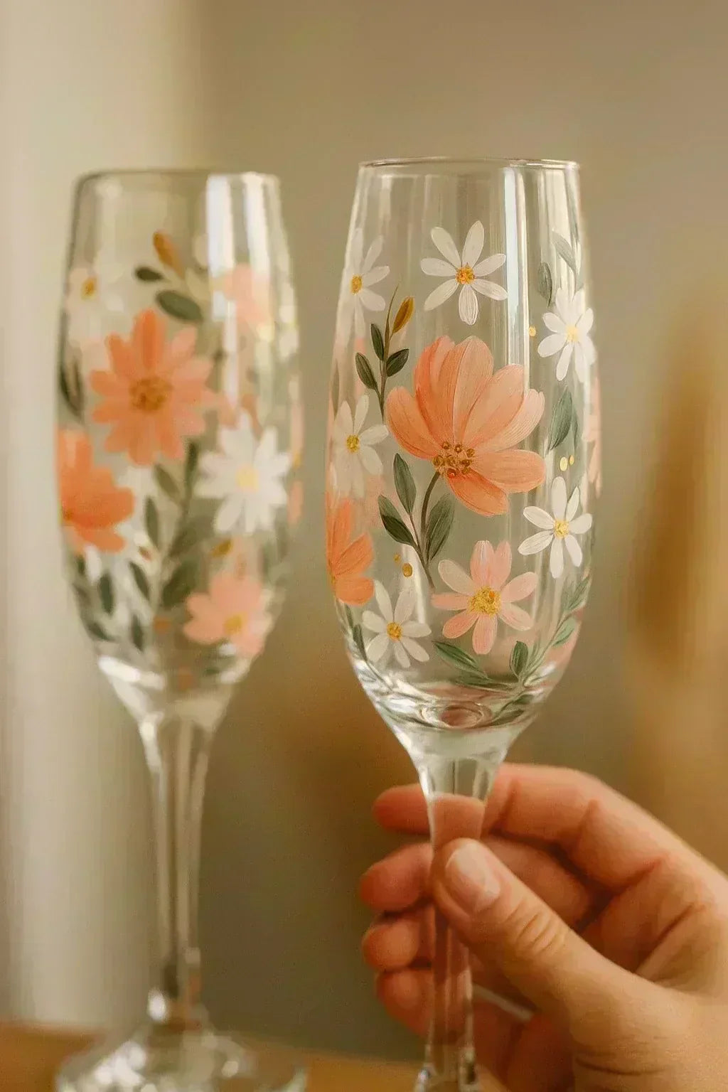 Fertige Sektgläser mit verschiedenen Blumenmotiven aus einem DIY-Kurs