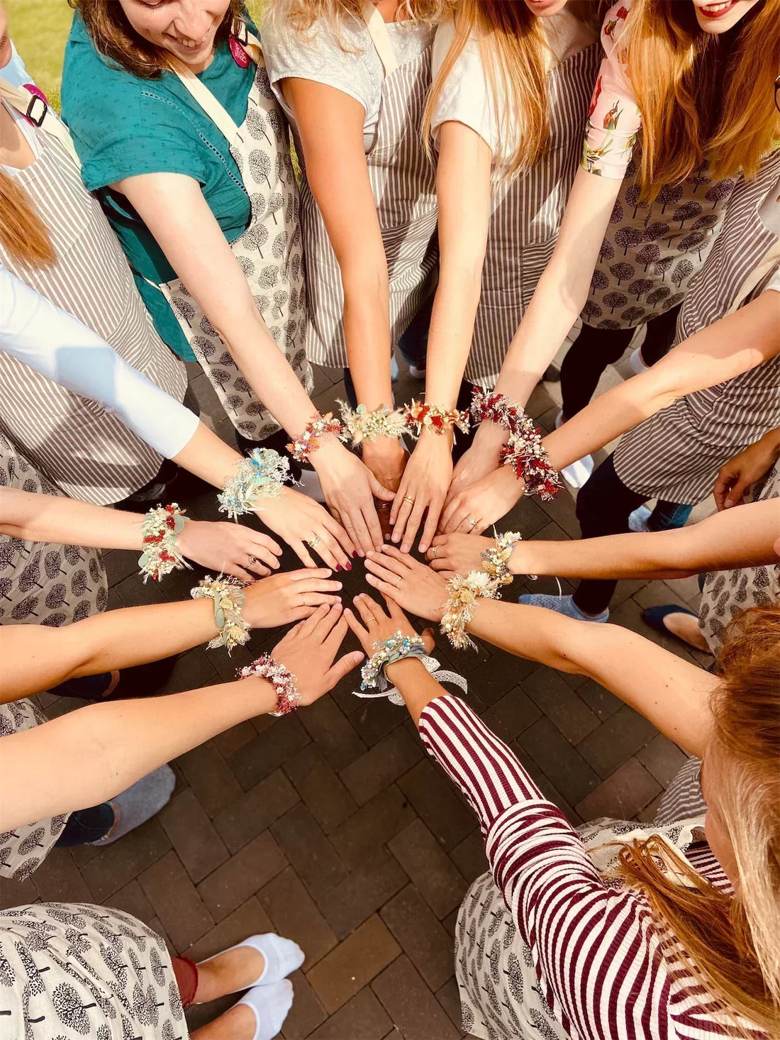 Idee für kreatives Teambuilding, selbstgebundene Armbänder