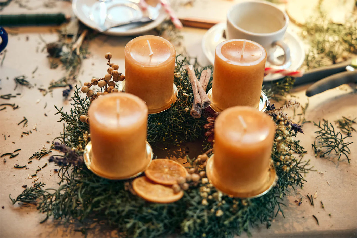 DIY Adventskranz gruen mit Kerzen selbstgemacht bei Teamevent in Koeln