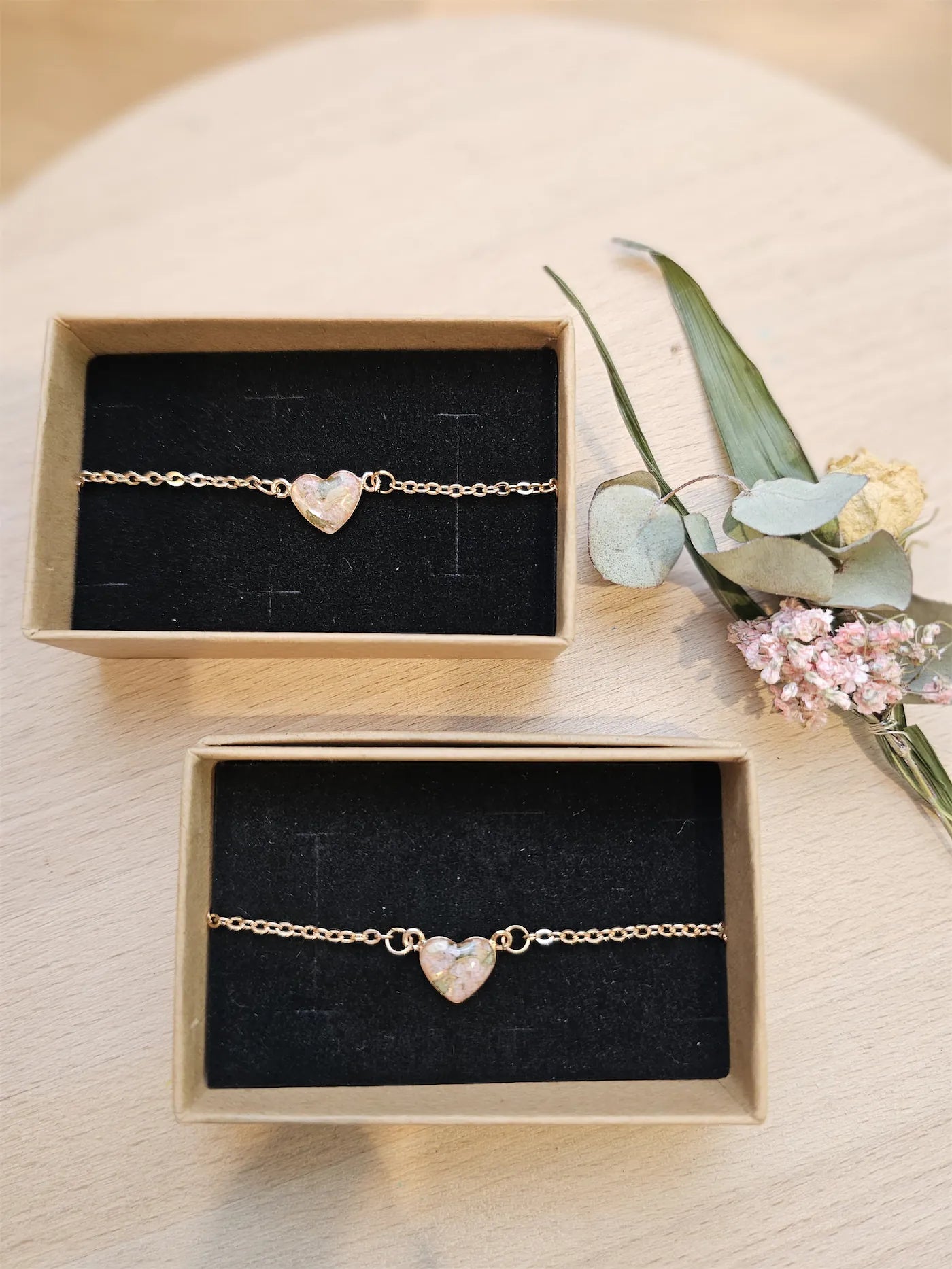 Ein Set aus zwei Armbaendern mit Herzform und Blueten aus dem Brautstrauss gefertigt