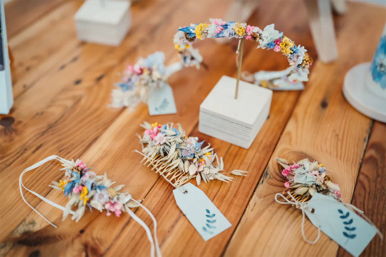 Ein Brautset aus floralen Accessoires mit Trockenblumen in bunten Farben