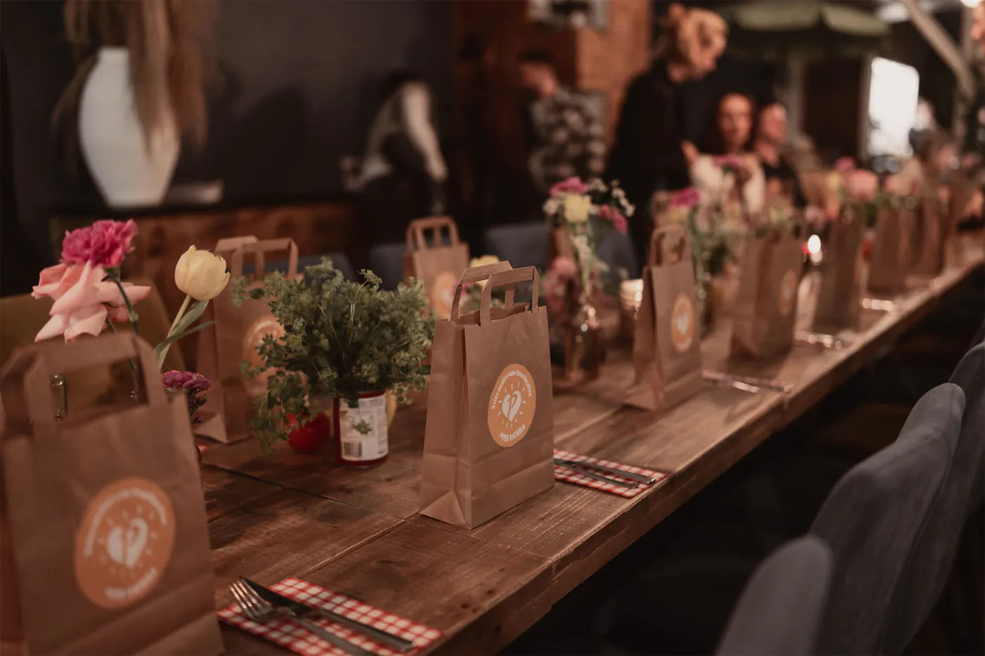 Mediterrane Eventdeko mit bunten Blumen für Firmenfeier in Koeln