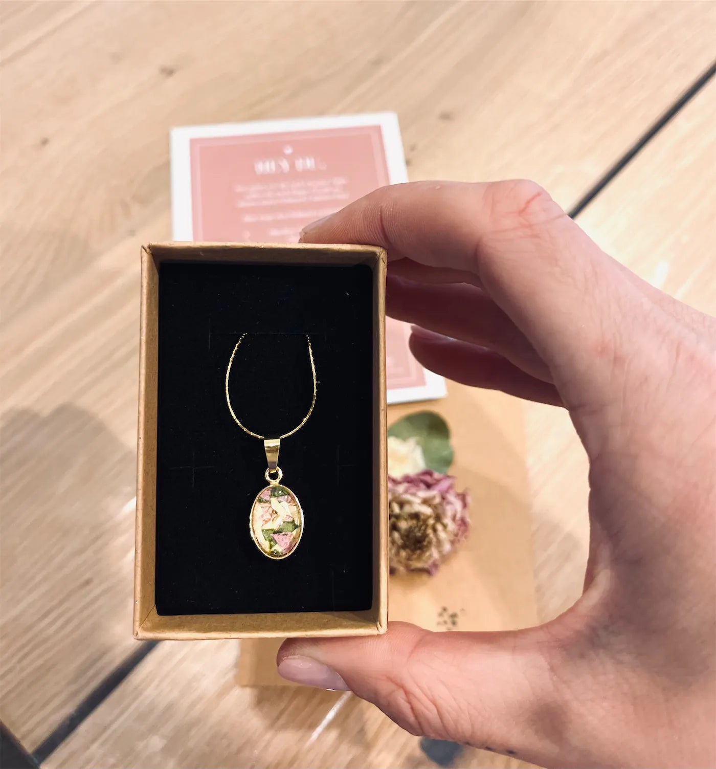 Handgefertigte ovale Kette mit Brautstrauss Blueten gefertigt