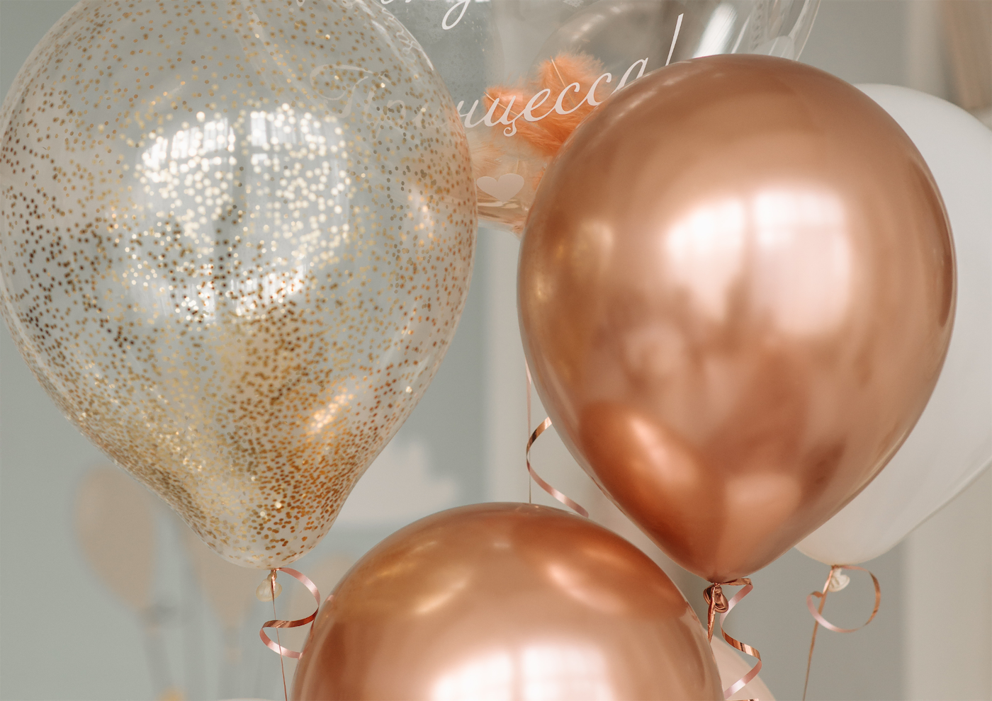 Luftballons fuer Events und Hochzeiten in warmen Farben mit Helium gefuellt