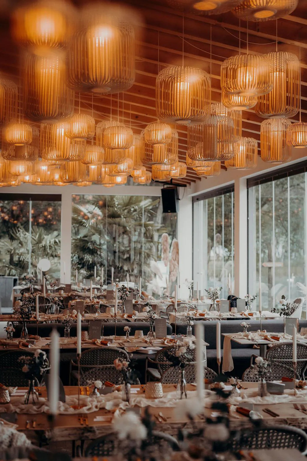 Hochzeitslocation am Wasser mit gemuetlichem Licht und schoener Dekoration am Bleibtreusee