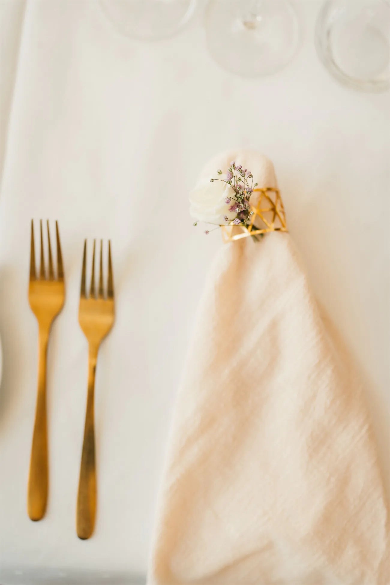 Goldbesteck für Hochzeit mit Stoffserviette und Serviettenring