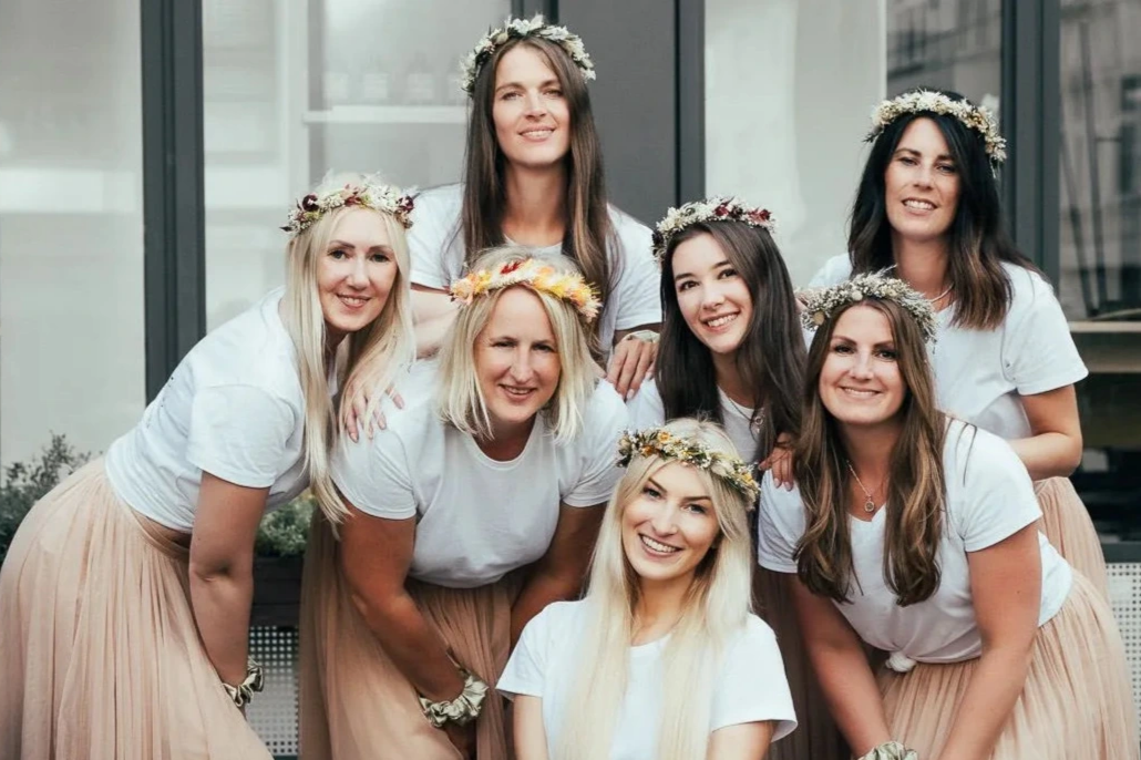 Eine Gruppe von Frauen bei einem Junggesellinenabschied bei Pläsierchen Köln mit Blumen Haarkränzen