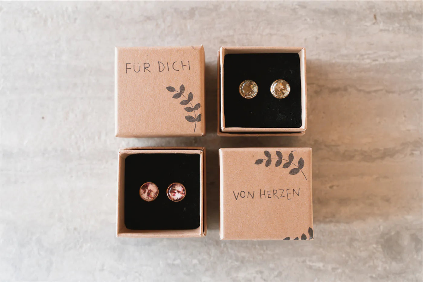 Plaesierchen-Koeln-Ohrstecker-aus-Brautstrauss-Blueten