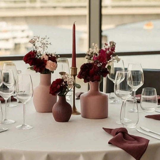 Hochzeitsdeko in Beerentoenen auf rundem Tisch in Bel Etage Koeln