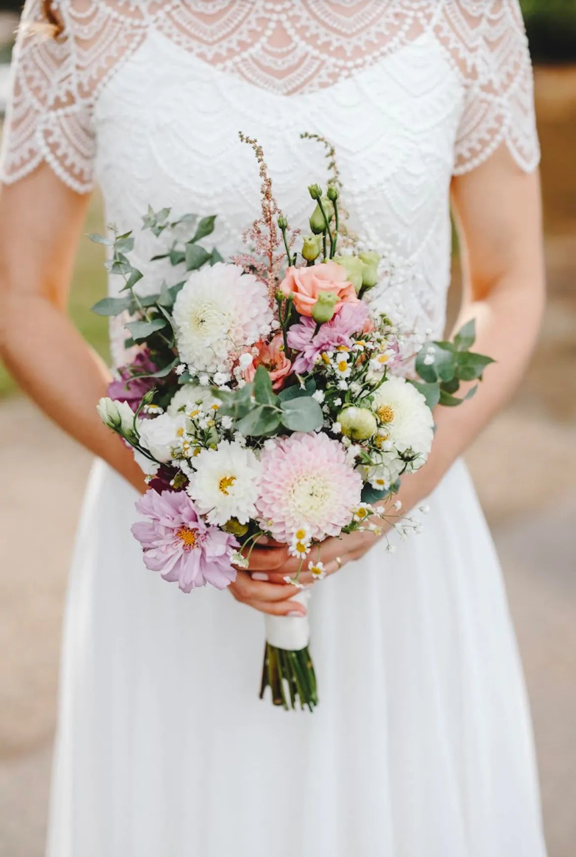 Brautstrauss mit frischen Blumen fuer Hochzeit