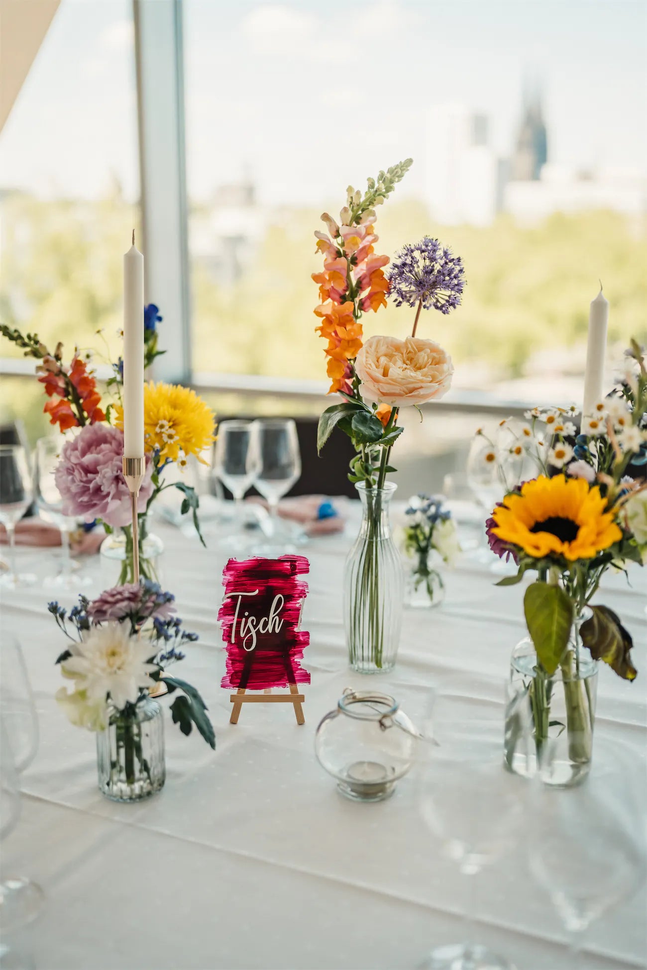 Hochzeitsdeko mit bunten Blumen und Sonnenblume für Frühling