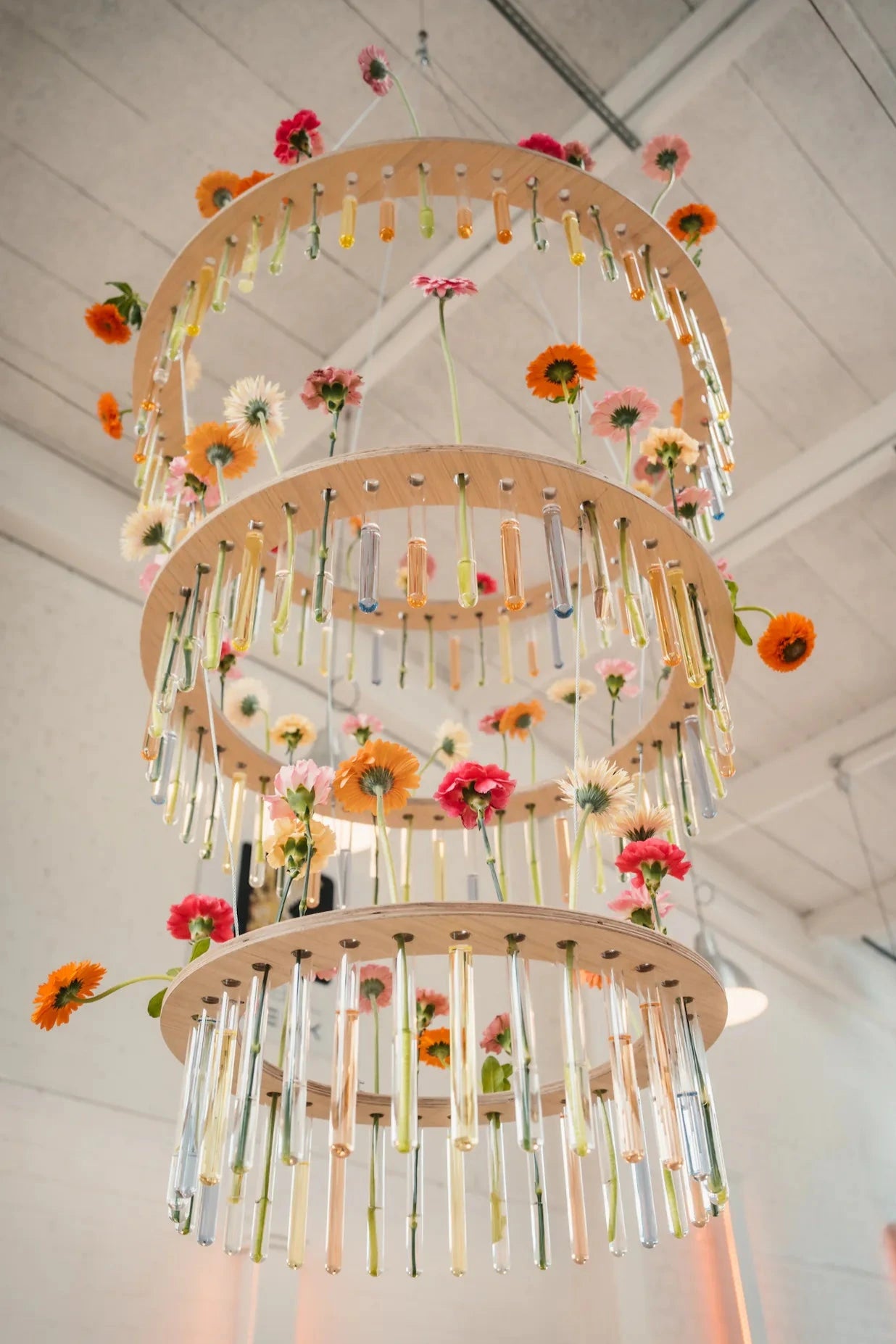 Floraler Deckenleuchter mit vielen bunten Blumen in Eventlocation