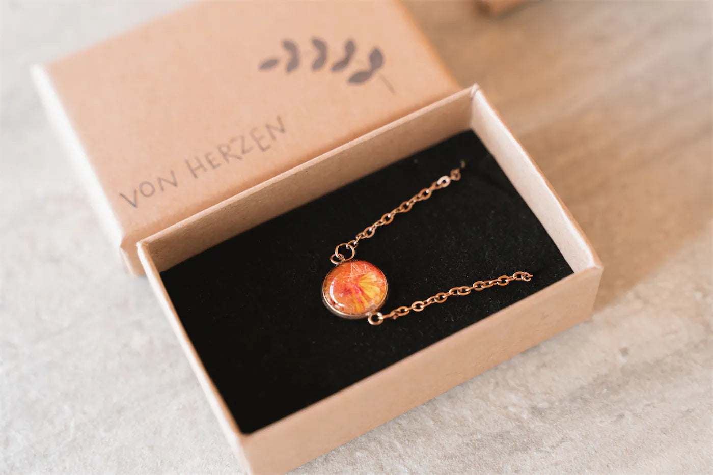 Ein Armband mit Blueten aus dem Brautstrauss der Braut gefertigt