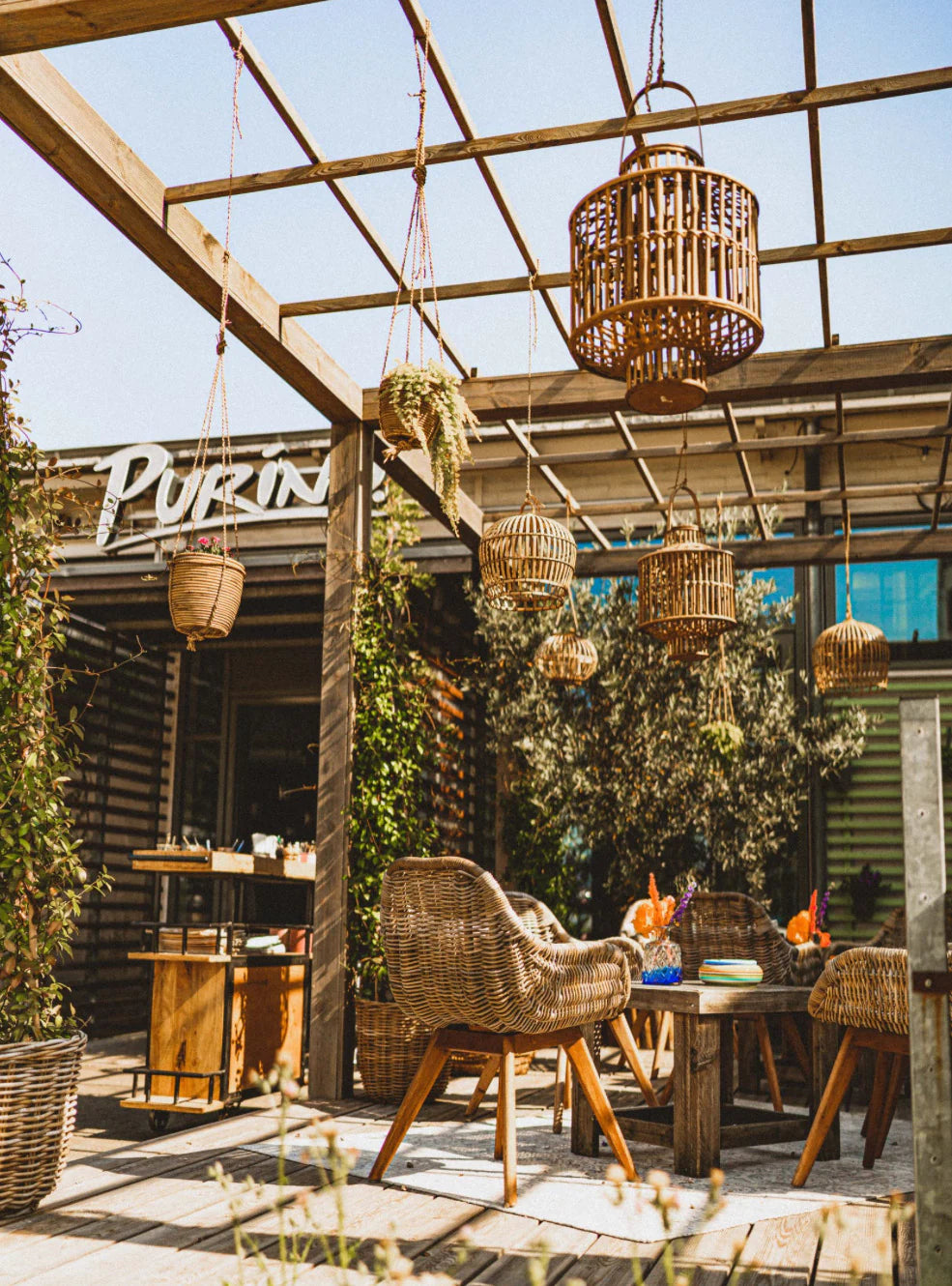 Mediterrane Outdoor Terrasse mit sommerlicher Dekoration