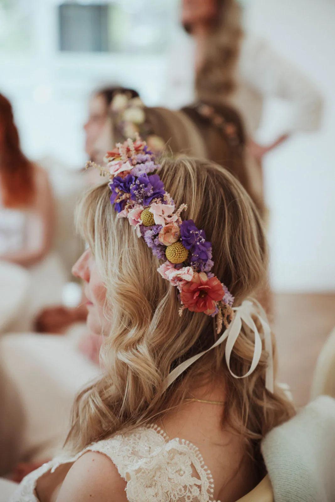 Braut in Brautkleid mit buntem Blumenhaarkranz in Koeln