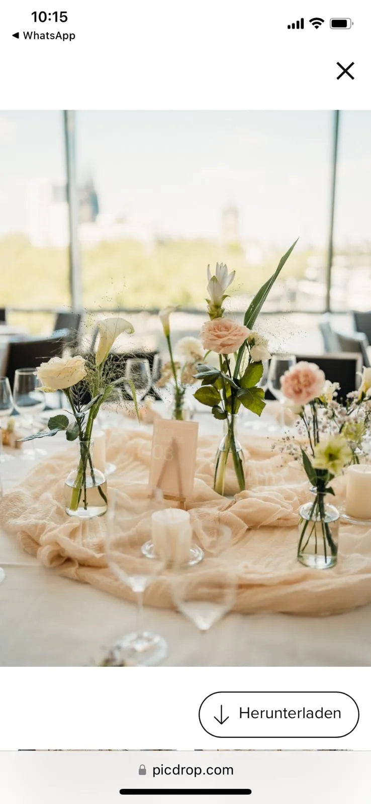 Hochzeitsdekoration udn Floristik chic und modern auf Rundtisch in der Belm Etage Köln