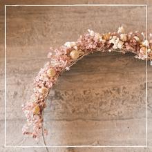 Lade das Bild in den Galerie-Viewer, Avec Pläsier - Haarreif „Julia“ aus roséfarbenden Trockenblumen
