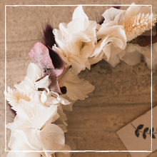 Lade das Bild in den Galerie-Viewer, Avec Pläsier - Haarreif „Jeanette“ aus Trockenblumen weiß &amp; bordeaux
