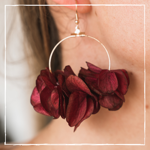 Avec Pläsier - Ohrringe „Nathalie“ aus bordeauxroten Trockenblumen